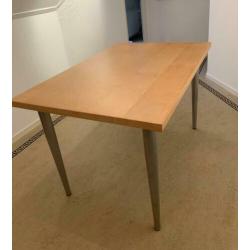 Berken fineer tafel (120x80) met chroomkleurige poten