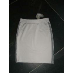 licht grijze rok/skirt C&S mt S/M of 36/38 zwarte bies opzij