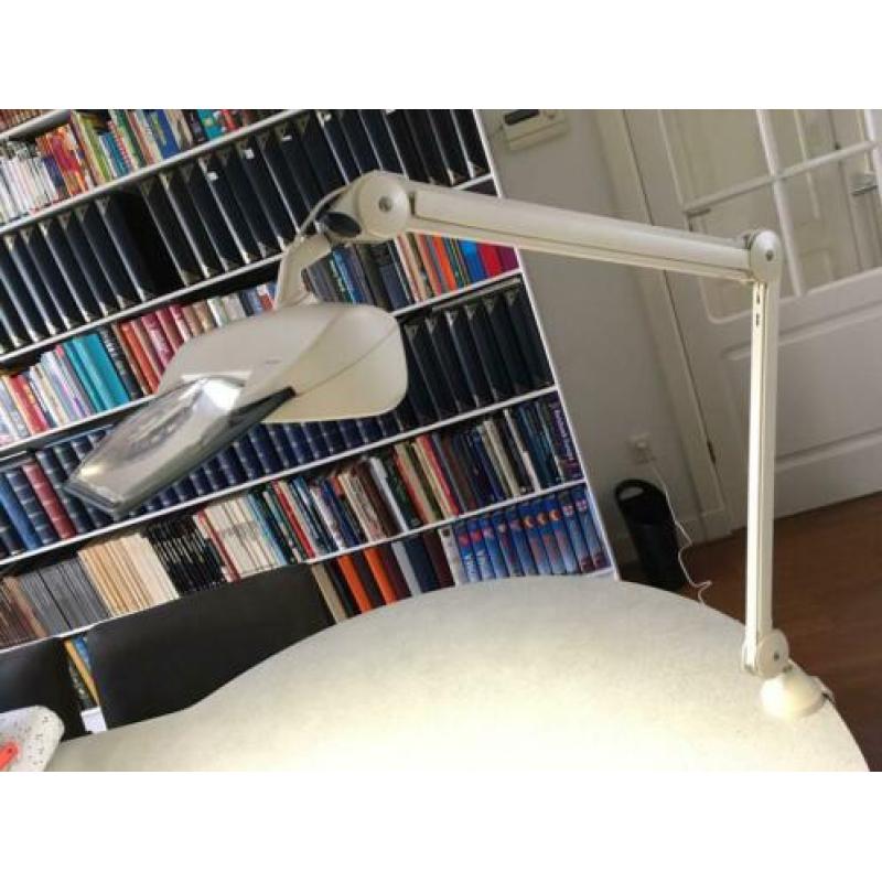 Luxo loeplamp Magnifique. Met tafelklem en rolstatief.