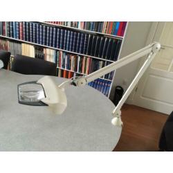 Luxo loeplamp Magnifique. Met tafelklem en rolstatief.