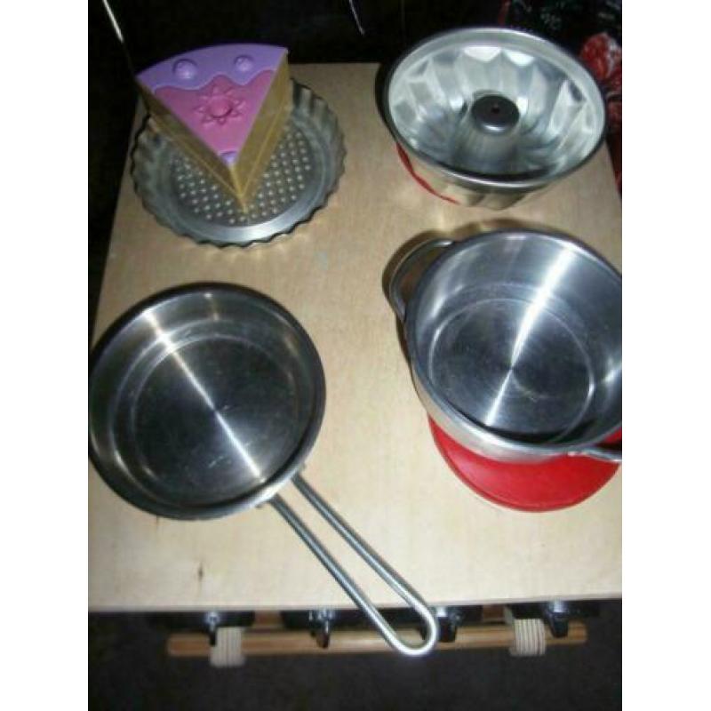 Nette houten kinder fornuisje met pannetjes/keukentje