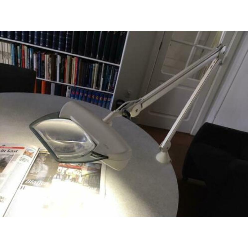 Luxo loeplamp Magnifique. Met tafelklem en rolstatief.