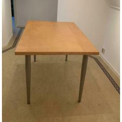 Berken fineer tafel (120x80) met chroomkleurige poten
