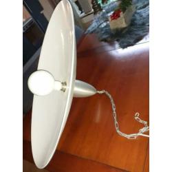 Twee grote aluminium hanglampen.