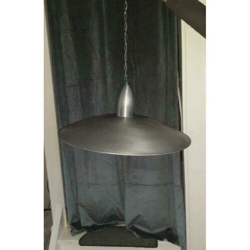 Twee grote aluminium hanglampen.