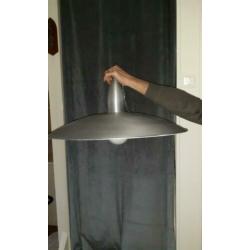 Twee grote aluminium hanglampen.
