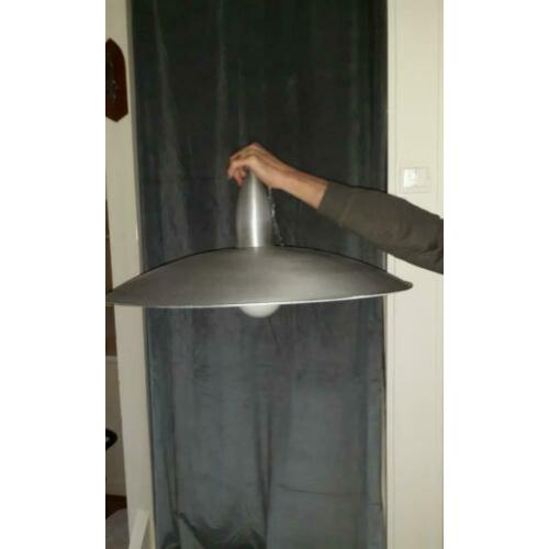 Twee grote aluminium hanglampen.
