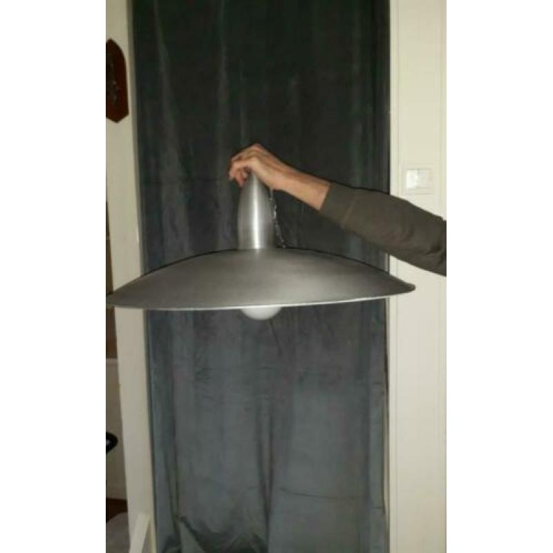 Twee grote aluminium hanglampen.