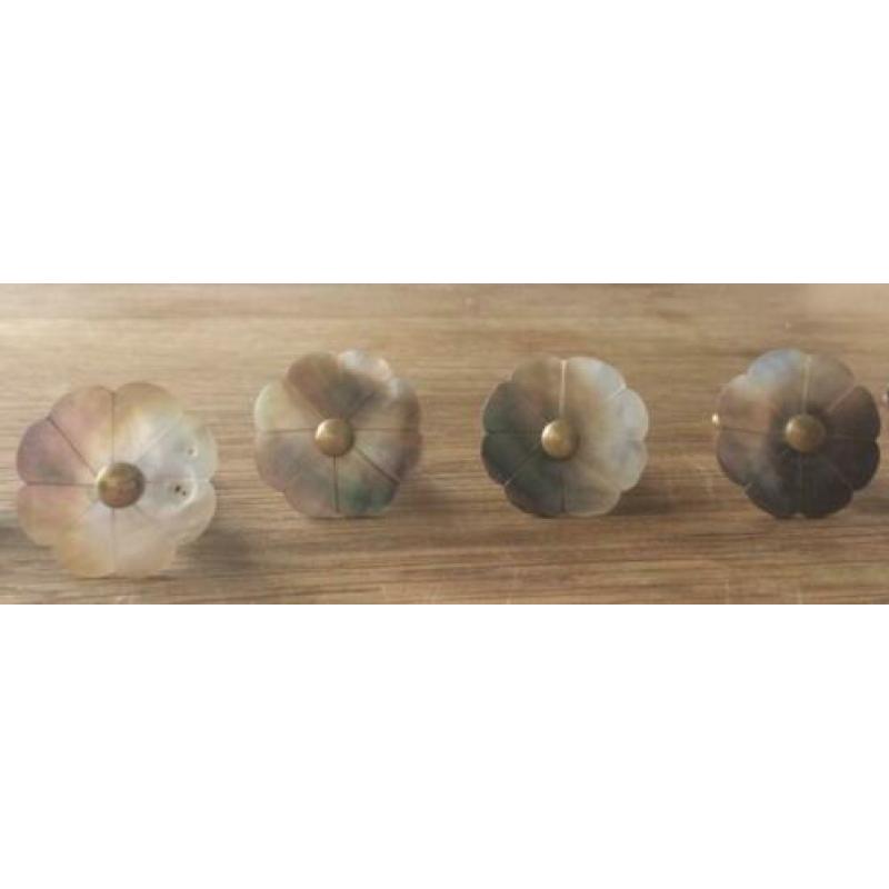 Kastknoppen/meubelknoppen van parelmoer, 7 stuks