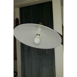 Twee grote aluminium hanglampen.