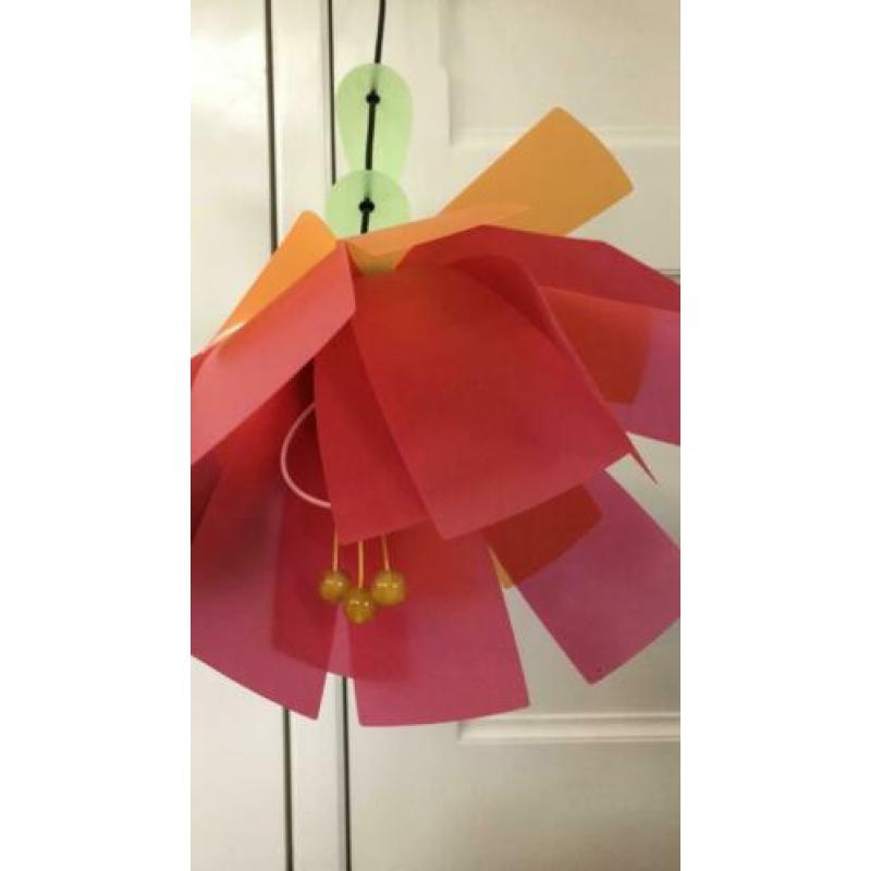 Bloem hanglamp voor kinderkamer; vrolijk; blad aan snoer