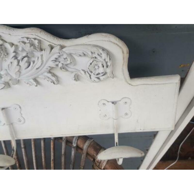 Brocante witte kapstok met ornament