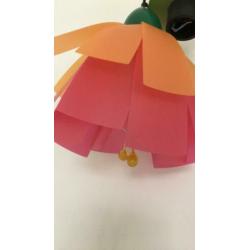 Bloem hanglamp voor kinderkamer; vrolijk; blad aan snoer