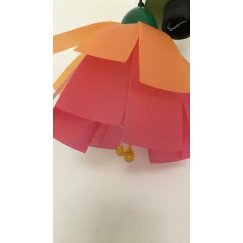 Bloem hanglamp voor kinderkamer; vrolijk; blad aan snoer