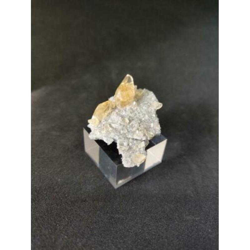 Goudkleurige Calciet op matrix, Elmwood