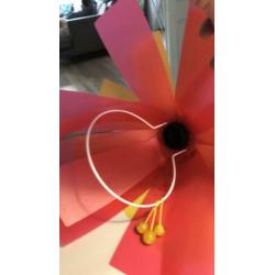 Bloem hanglamp voor kinderkamer; vrolijk; blad aan snoer