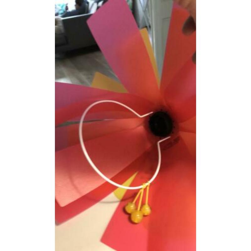 Bloem hanglamp voor kinderkamer; vrolijk; blad aan snoer