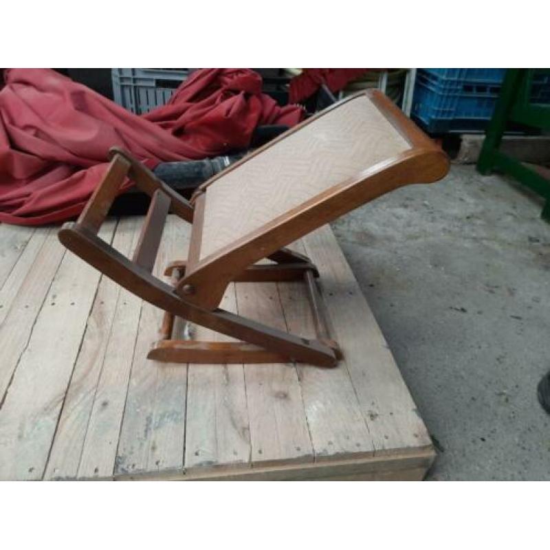 tafel met 4 stoelen,een zeer aparte voetensteun