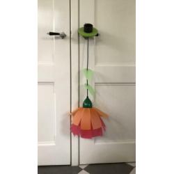 Bloem hanglamp voor kinderkamer; vrolijk; blad aan snoer