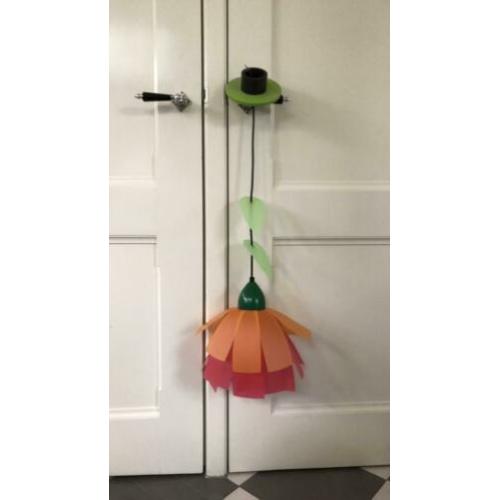 Bloem hanglamp voor kinderkamer; vrolijk; blad aan snoer