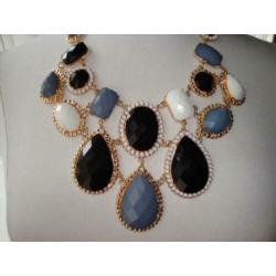 Grijsblauw zwart wit goud statement ketting