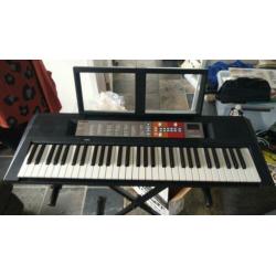 Yamaha PSR-F50 met standaard en stofhoes