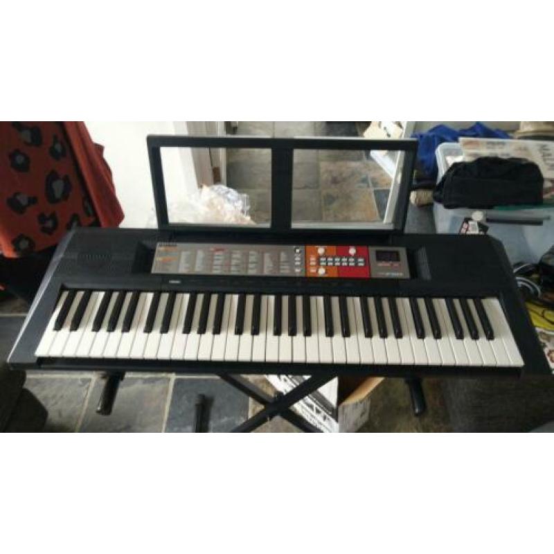 Yamaha PSR-F50 met standaard en stofhoes