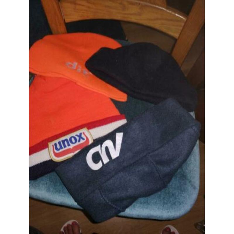 Veel petten en mutsen
