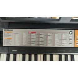 Yamaha PSR-F50 met standaard en stofhoes
