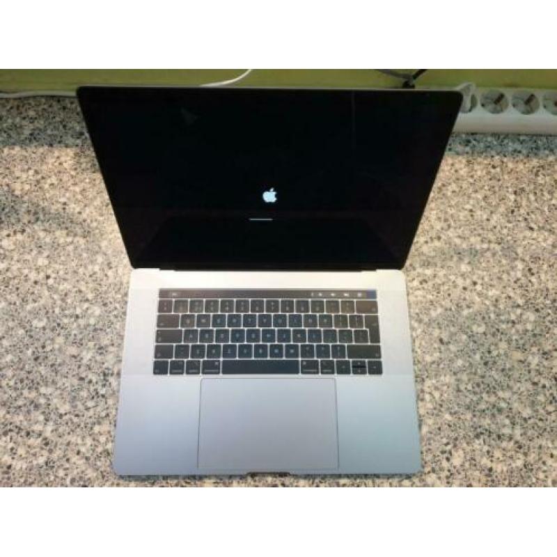 MacBook Pro 15 , touchbar , Retina , Core i7 six Core