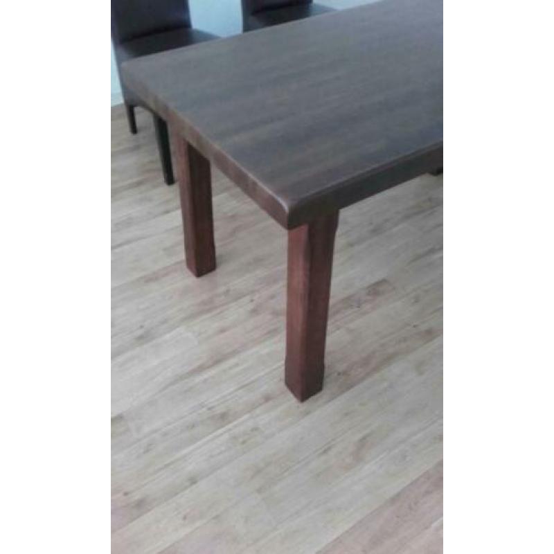 Eetkamer tafel plus 4 stoelen
