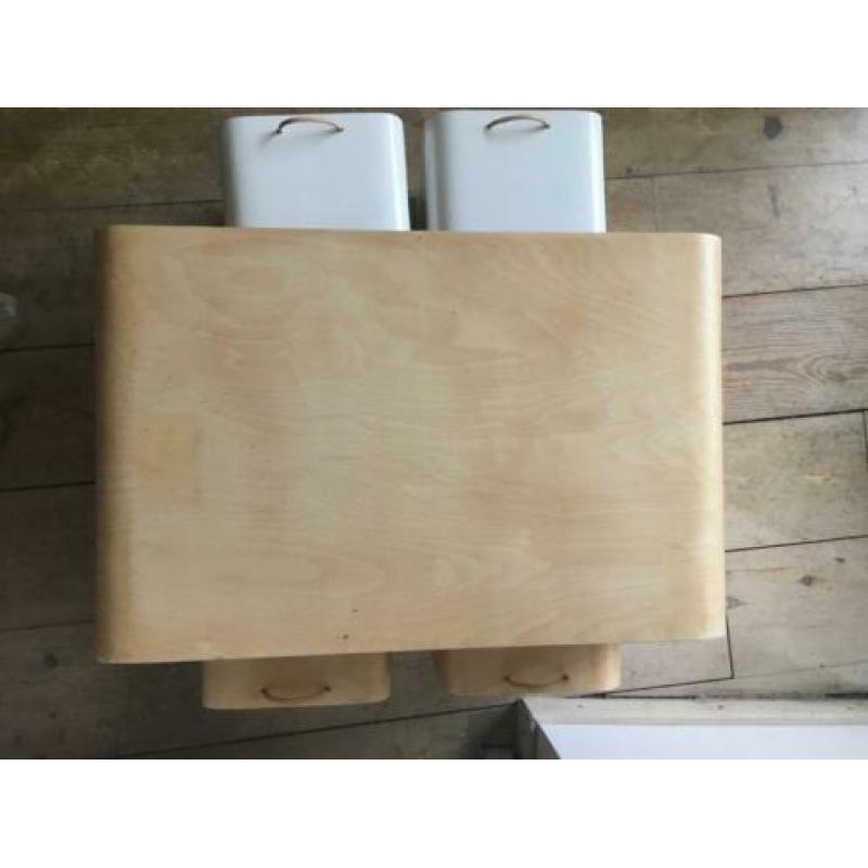 unieke prachtige peuter/kleuter tafel en 4 krukjes