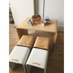unieke prachtige peuter/kleuter tafel en 4 krukjes