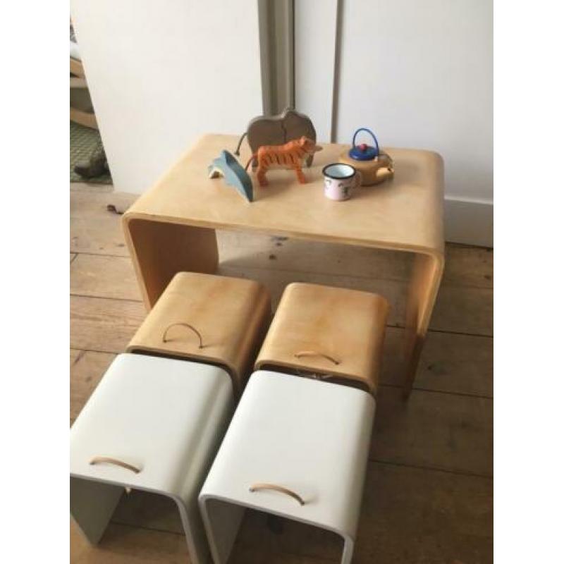 unieke prachtige peuter/kleuter tafel en 4 krukjes