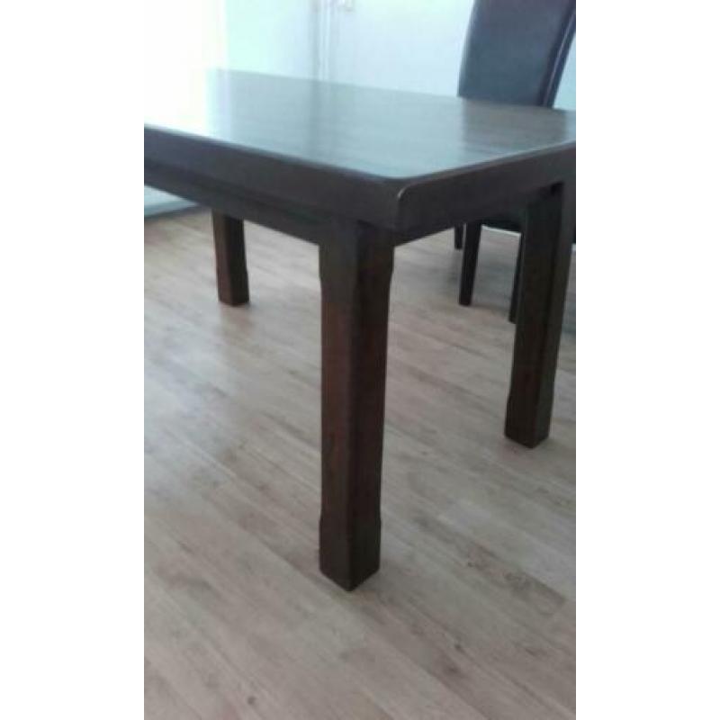 Eetkamer tafel plus 4 stoelen