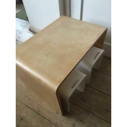 unieke prachtige peuter/kleuter tafel en 4 krukjes
