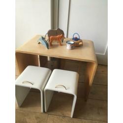 unieke prachtige peuter/kleuter tafel en 4 krukjes