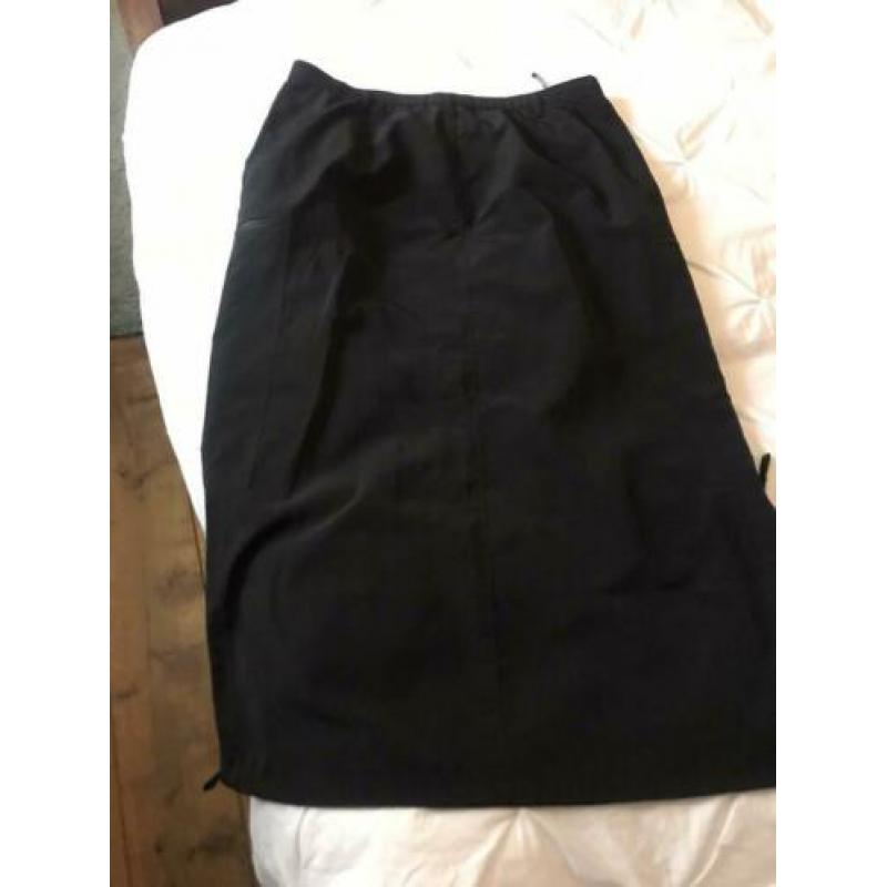Zwarte enkellange rok met 2 splitten. Mt. 46