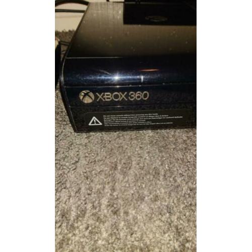 Xbox 360 met 35 games en twee joysticks