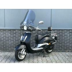 ? Killerbee Retro Custom snorscooter! Mat Zwart! Windscherm!