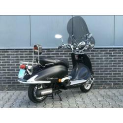 ? Killerbee Retro Custom snorscooter! Mat Zwart! Windscherm!