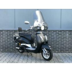 ? Killerbee Retro Custom snorscooter! Mat Zwart! Windscherm!