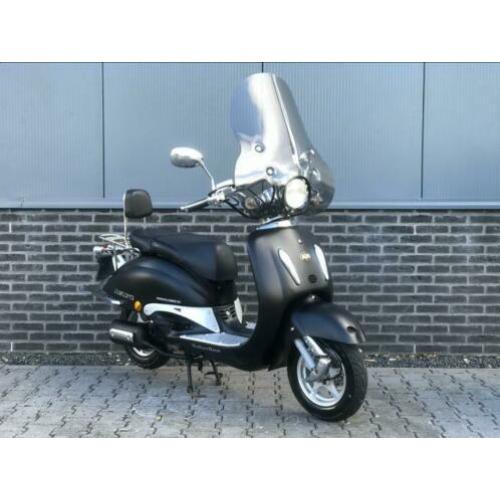 ? Killerbee Retro Custom snorscooter! Mat Zwart! Windscherm!