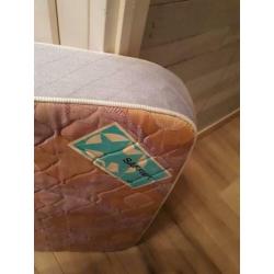 Noodbed met matras
