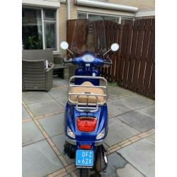 Vespa look a like (blauw kenteken, 45 km/h)