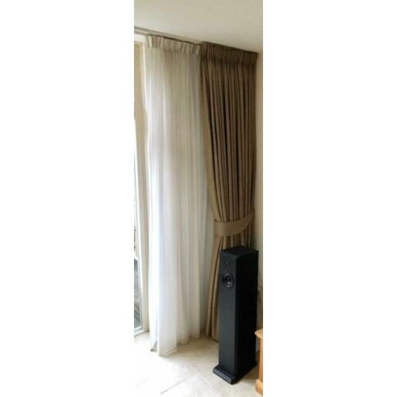 Gordijnen taupe/beige, kamerhoog, embrasses, ruim 5 mtr