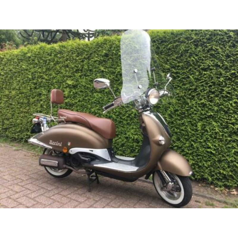 Mat gouden Berini Milano GX snor scooter