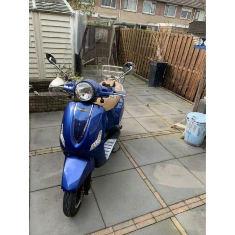 Vespa look a like (blauw kenteken, 45 km/h)