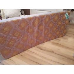 Noodbed met matras