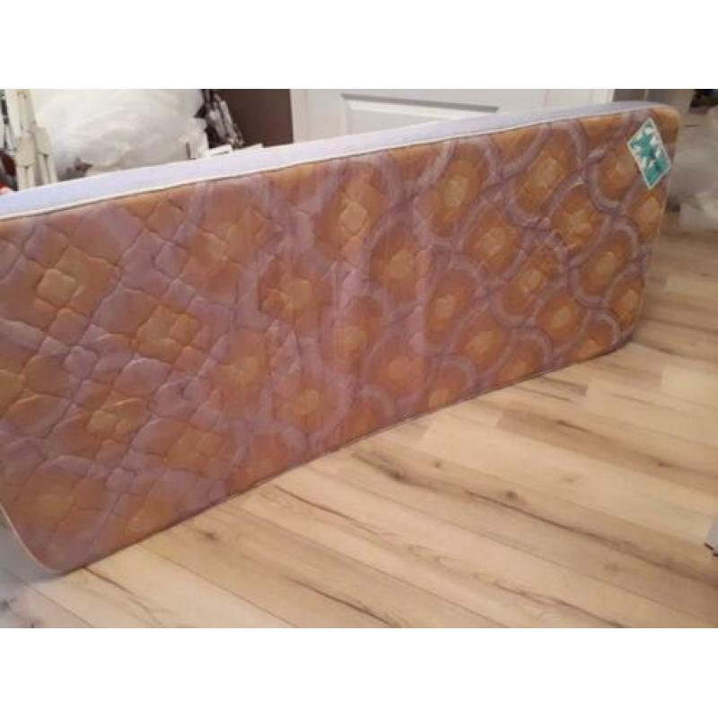Noodbed met matras